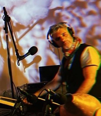 Agustín tocando el udu con los auriculares puestos